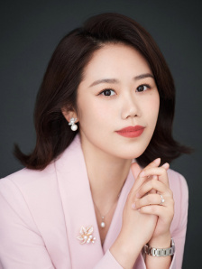 女趴下脱裙子撅屁股打pp